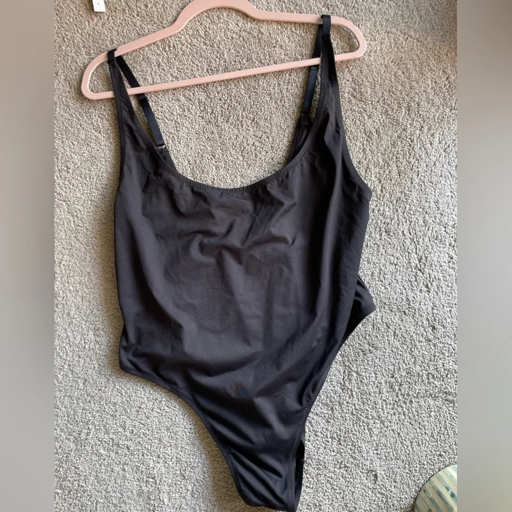 NWT SKIMS SCOOP NECK ONE PIECE, In Onyx size 3X